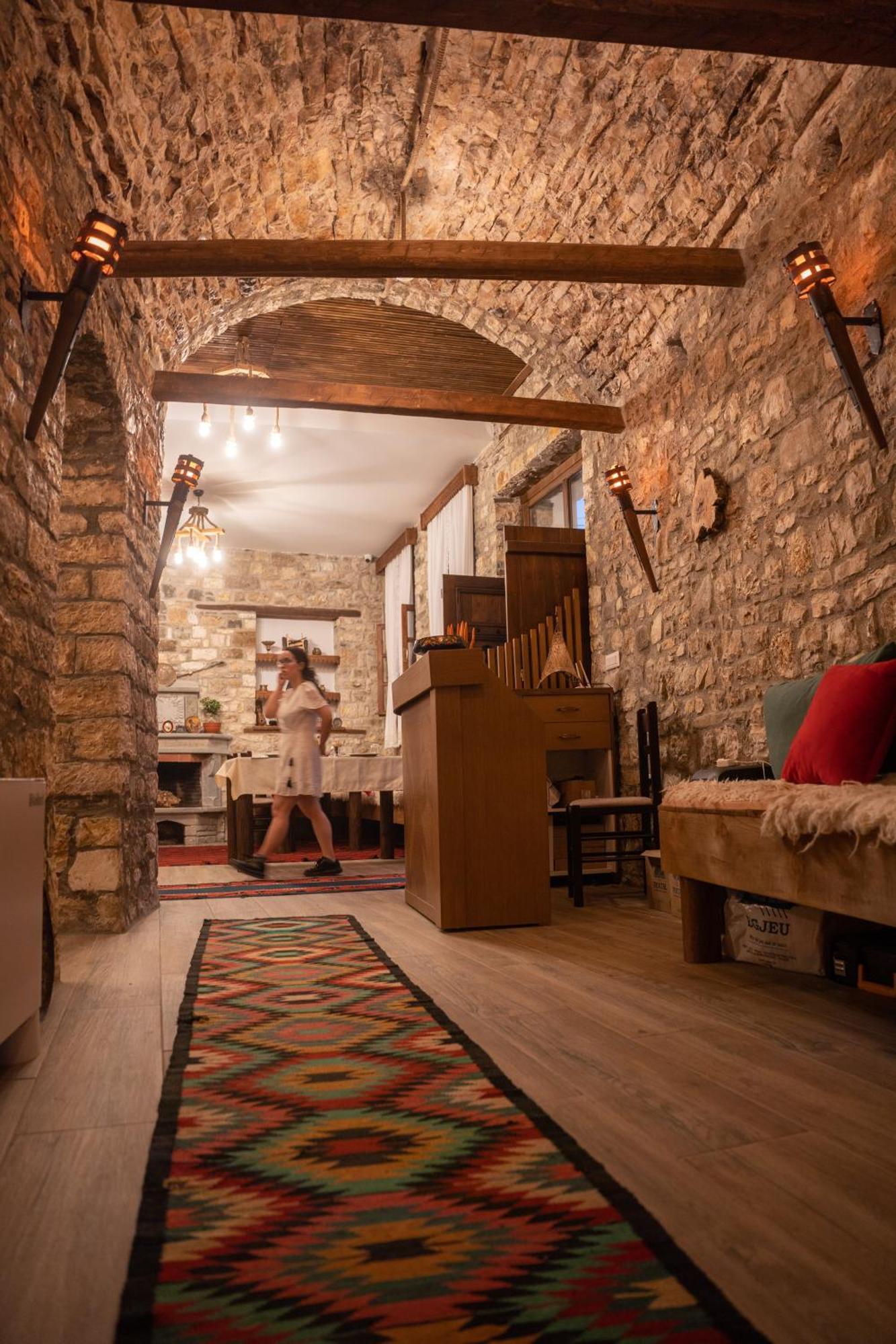 Hotel Kapllani ベラト エクステリア 写真