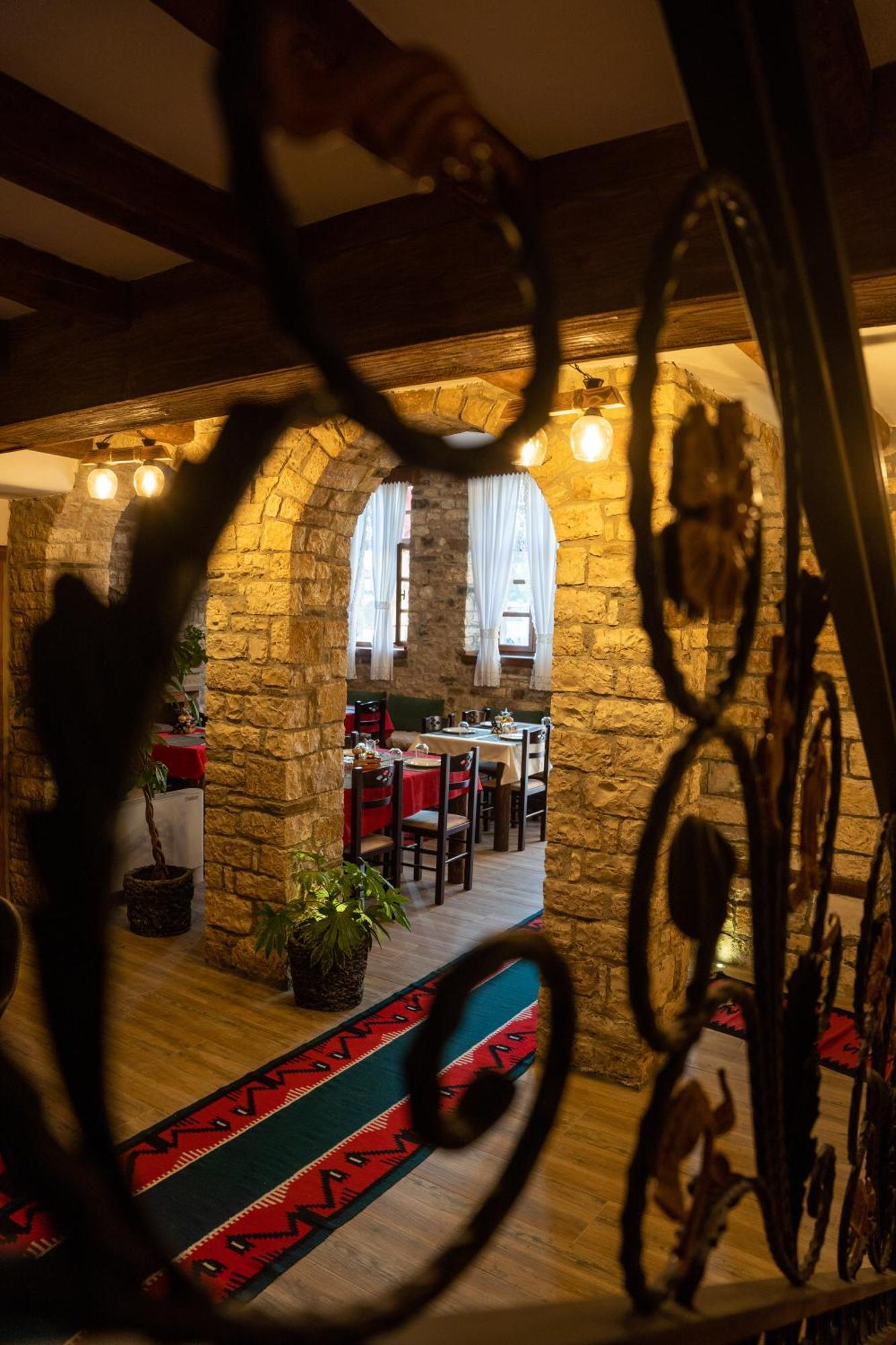Hotel Kapllani ベラト エクステリア 写真