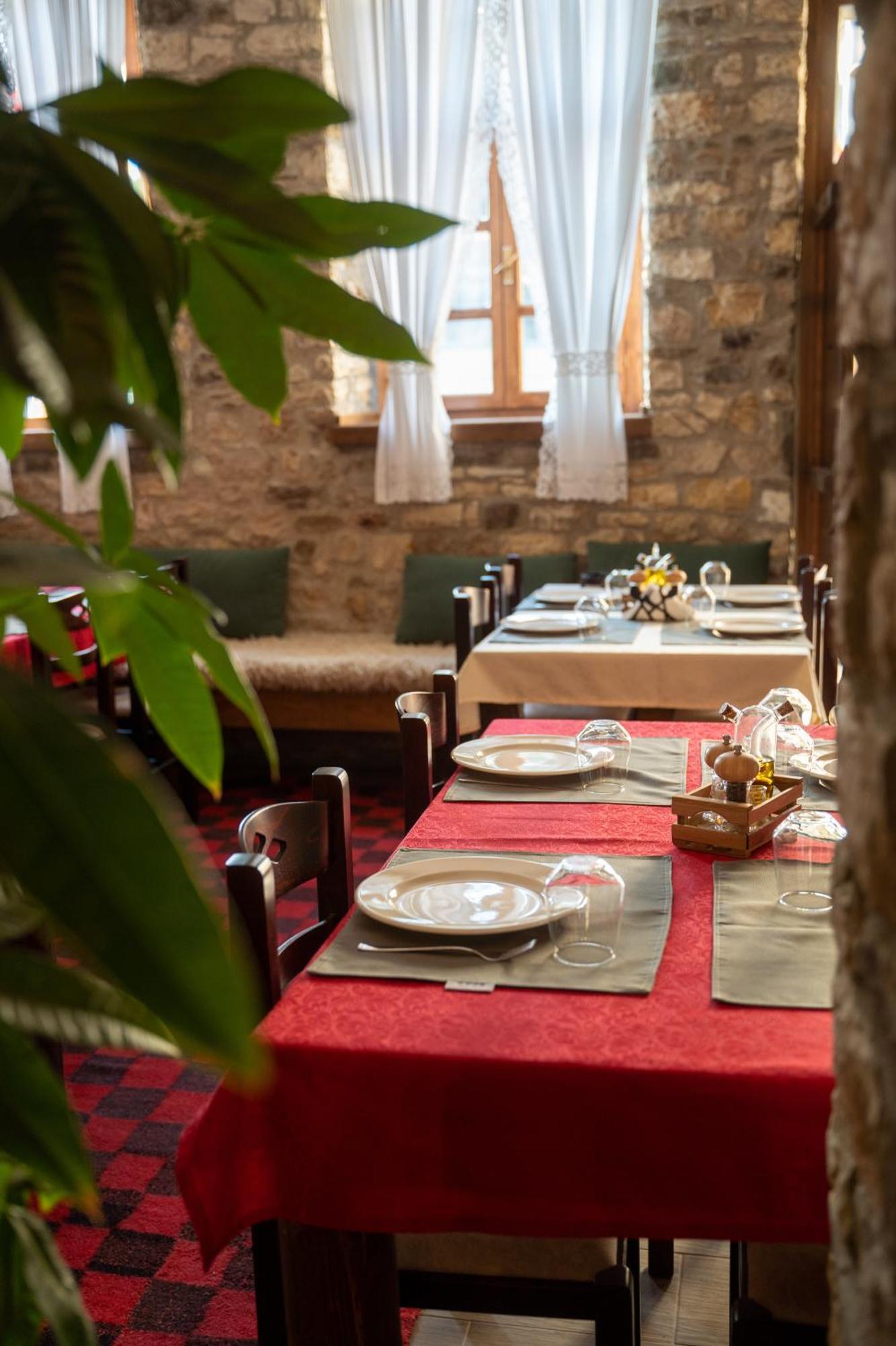 Hotel Kapllani ベラト エクステリア 写真